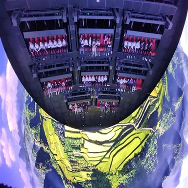 Sustabdytas kupolo skraidantis teatras